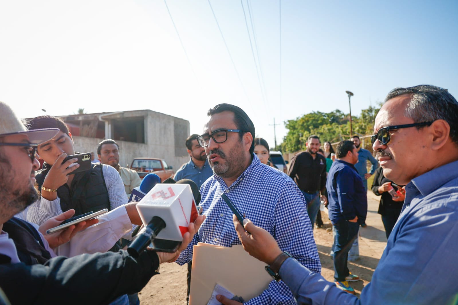 juan de dios gamez mendivil en su gira por la sindicatura de quila