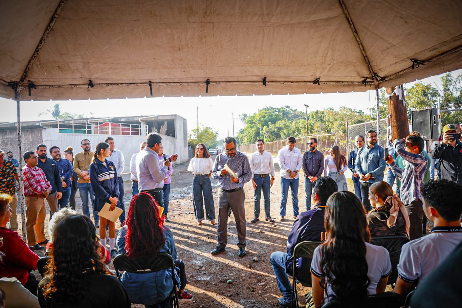 juan de dios gamez mendivil en su gira por la sindicatura de quila