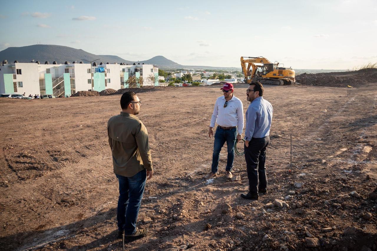 juan de dios gamez supervisa la construccion de una nueva secundaria en alturas de sur culiacan sinaloa
