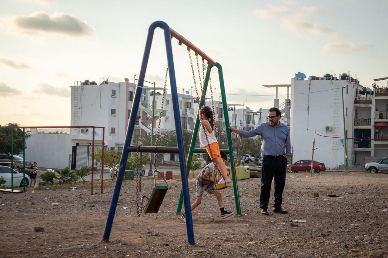 juan de dios gamez supervisa la construccion de una nueva secundaria en alturas de sur culiacan sinaloa