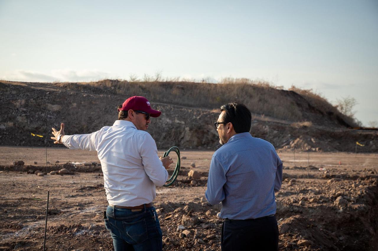 juan de dios gamez supervisa la construccion de una nueva secundaria en alturas de sur culiacan sinaloa