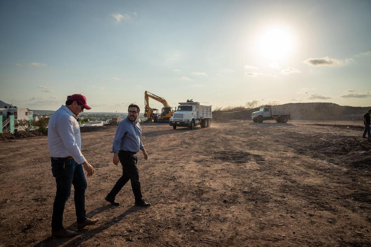 juan de dios gamez supervisa la construccion de una nueva secundaria en alturas de sur culiacan