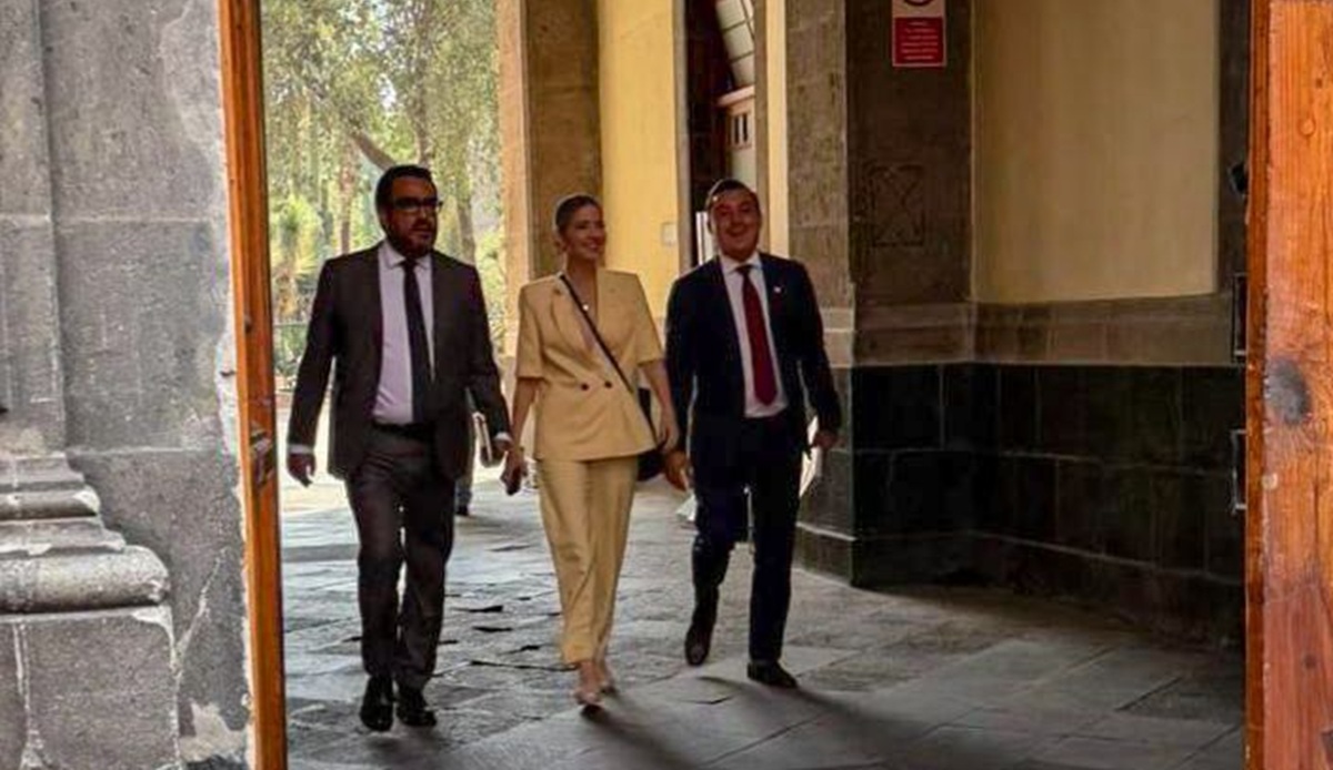 Juan de Dios Gámez y Estrella Palacios llegan a reunión en Palacio Nacional