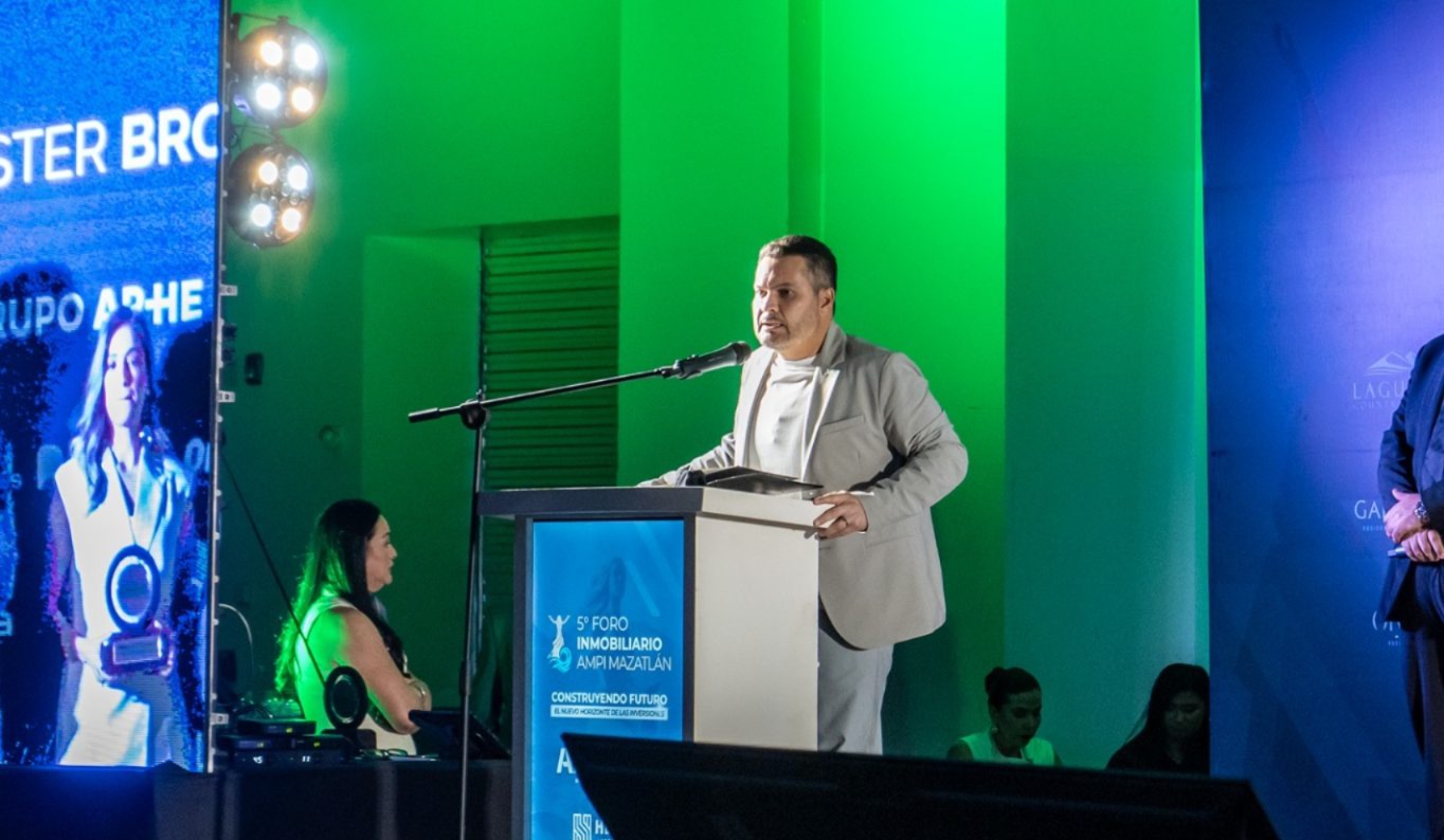 Juan José Arellano recibe el Premio al Mérito Inmobiliario en Mazatlán