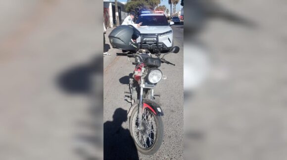 Conductora de un Kía arrolla a motociclista en el fraccionamiento Las Huertas en Los Mochis, Sinaloa