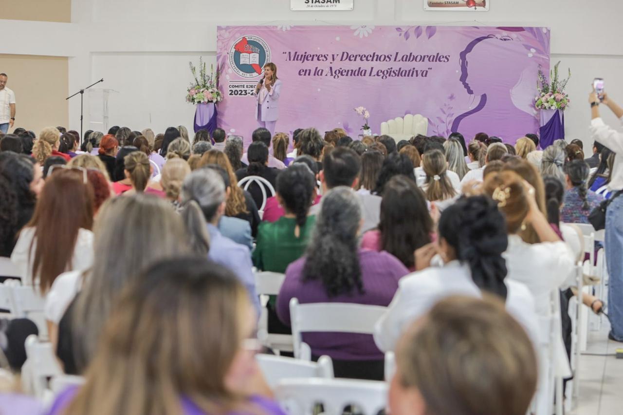 tere guerra ochoa en conferencia frente a trabajadoras del stase