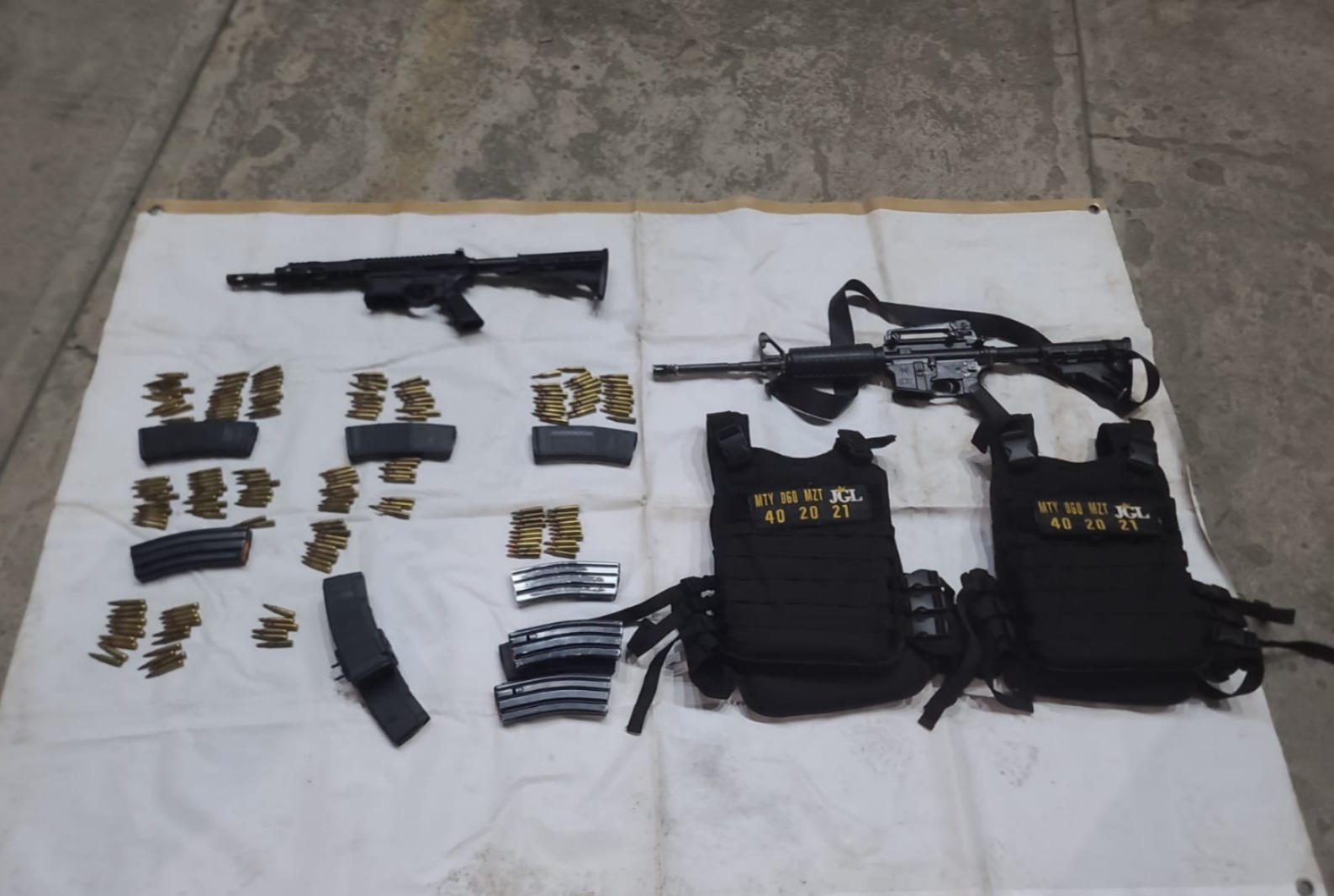 la marina detuvo a varios sujetos y decomiso armas en mazatlan sinaloa