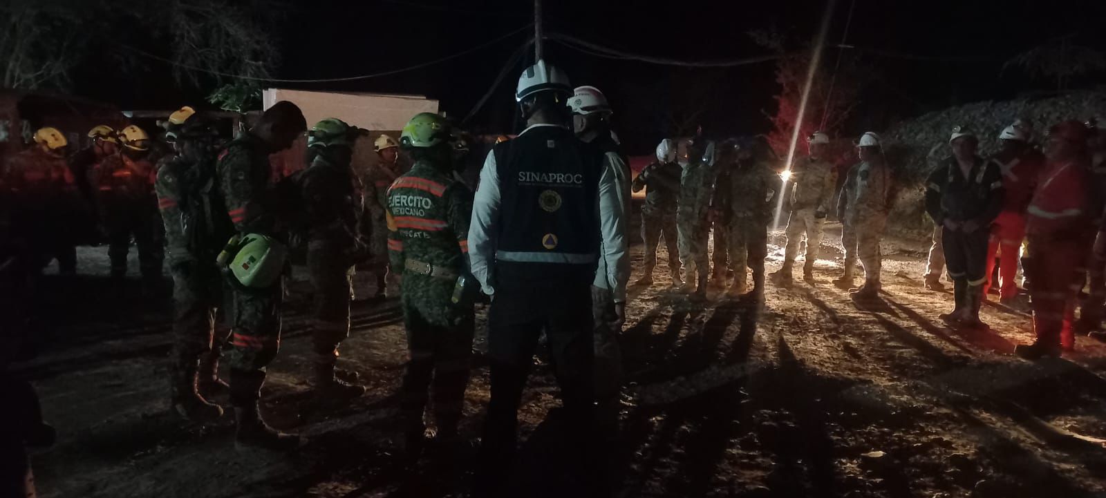 Autoridades continúan con las labores de rescate para liberar a los mineros atrapados en mina del Rosario, Sin.