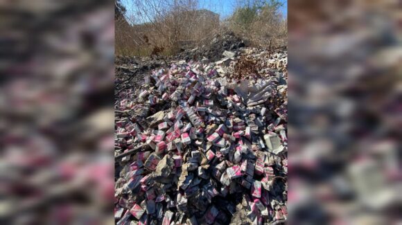 Denuncian en redes quema de leches escolares en basurón municipal de Mocorito, Sinaloa; DIF aclara que producto estaba dañado