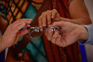 Jornada de diagnóstico y otorga lentes gratuitos en Ahome
