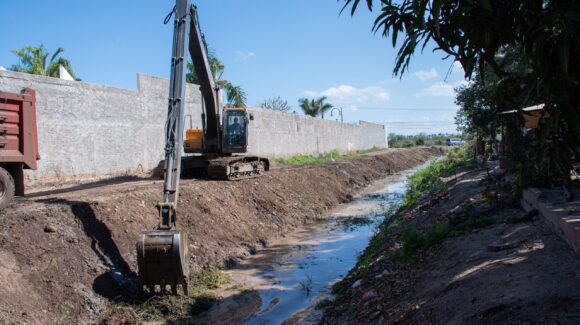 Ayuntamiento de Culiacán madruga: realiza trabajos de limpieza y desazolve en cuerpos de agua previo a la temporada de lluvias