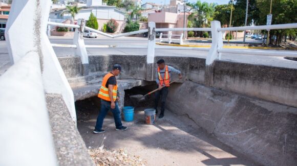 Continúan acciones de limpieza y desazolve en pluviales de la ciudad de Culiacán, Sinaloa