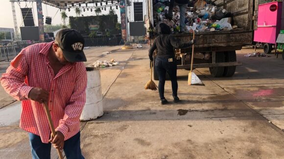 Brigadas limpian el Malecón previo al cierre del Carnaval de Guasave, Sinaloa