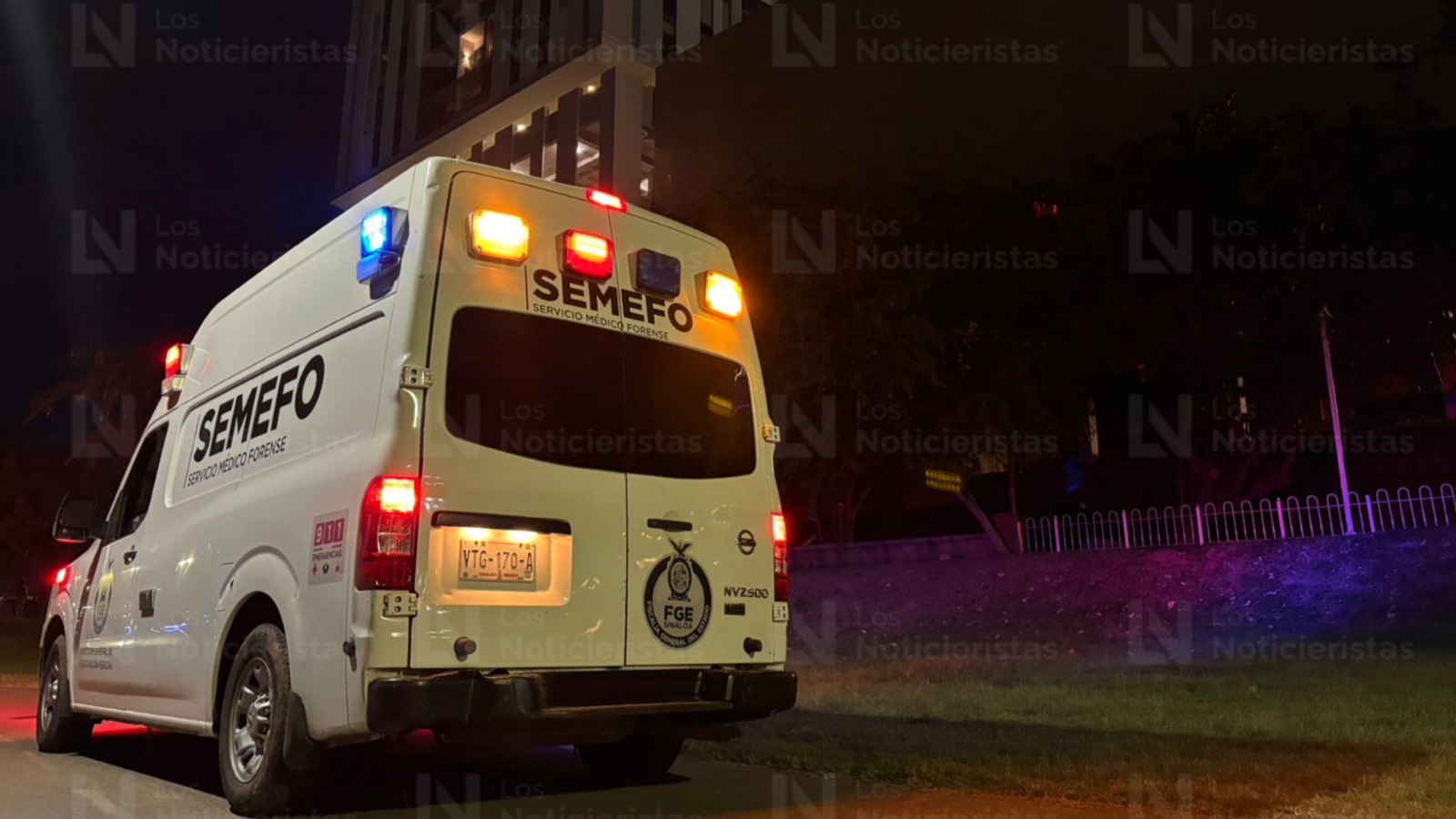 Semefo llega a escena del crimen a espaldas de la plaza Cuatro Ríos, en Culiacán