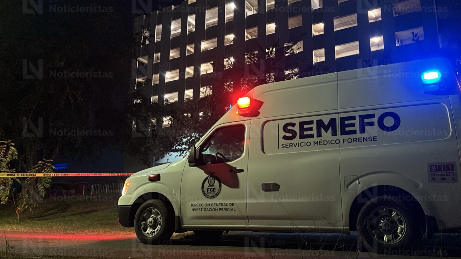 Semefo llega a escena del crimen a espaldas de la plaza Cuatro Ríos, en Culiacán