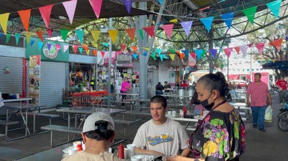 Pleitos entre estudiantes desatan temor en el Mercado Zona 030 de Los Mochis; se atacan con armas blancas denuncian locatarios