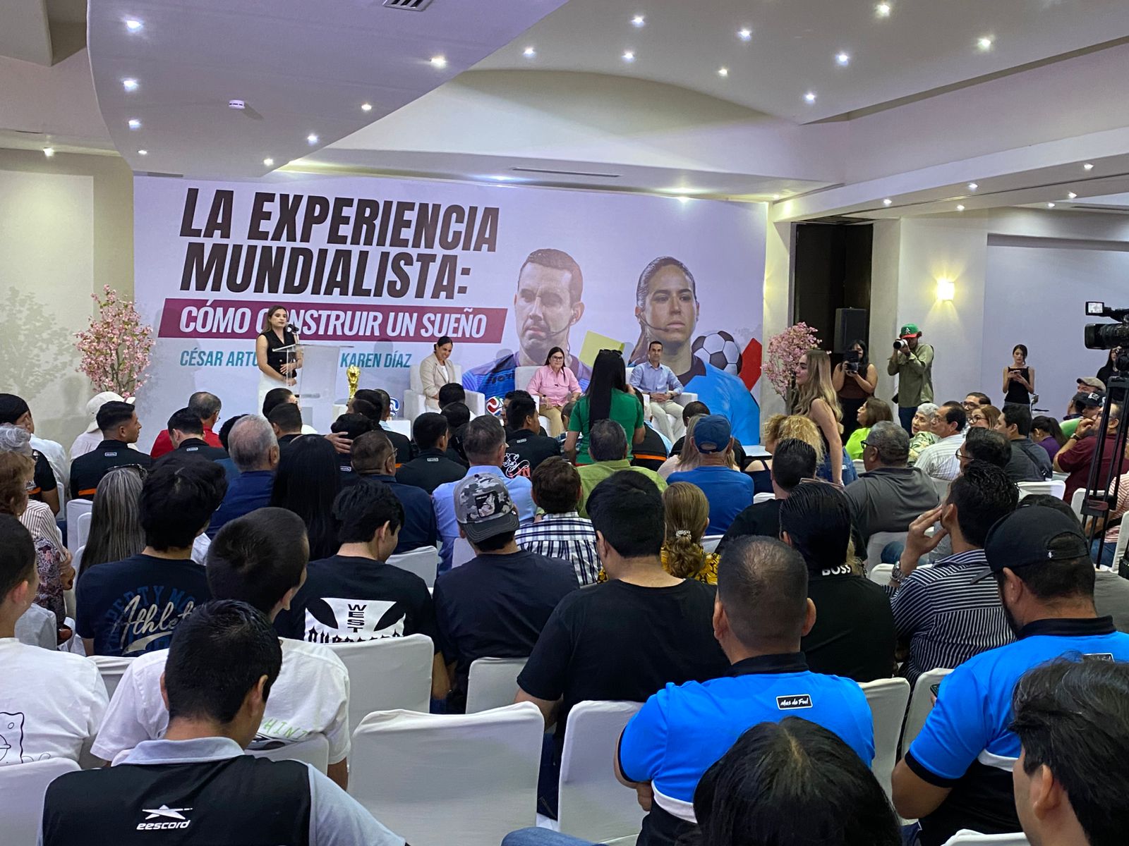 los arbitros cesar arturo ramos y karen diaz compartieron sus experiencias en culiacan sinaloa