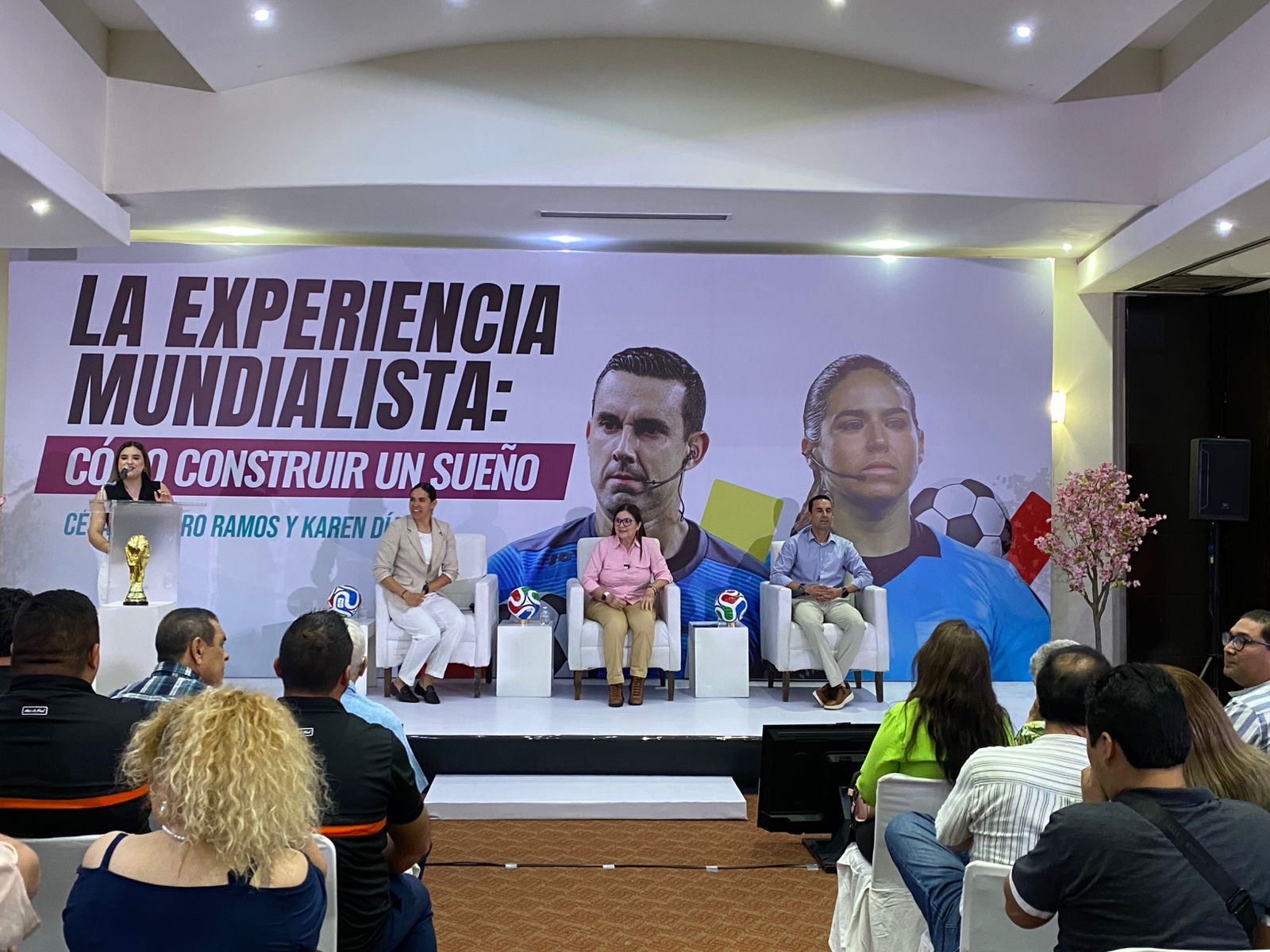 los arbitros cesar arturo ramos palazuelos y karen diaz compartieron sus experiencias en culiacan