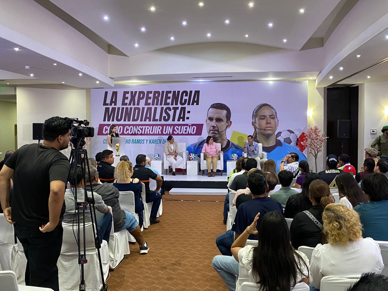 los arbitros cesar arturo ramos y karen diaz compartieron sus experiencias en culiacan sinaloa