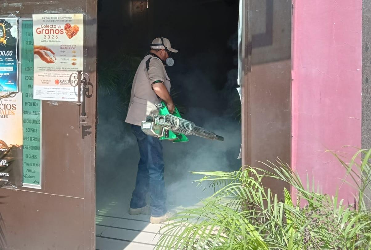 diversos espacios recreativos de salvador alvarado estan siendo fumigados por la autoridad