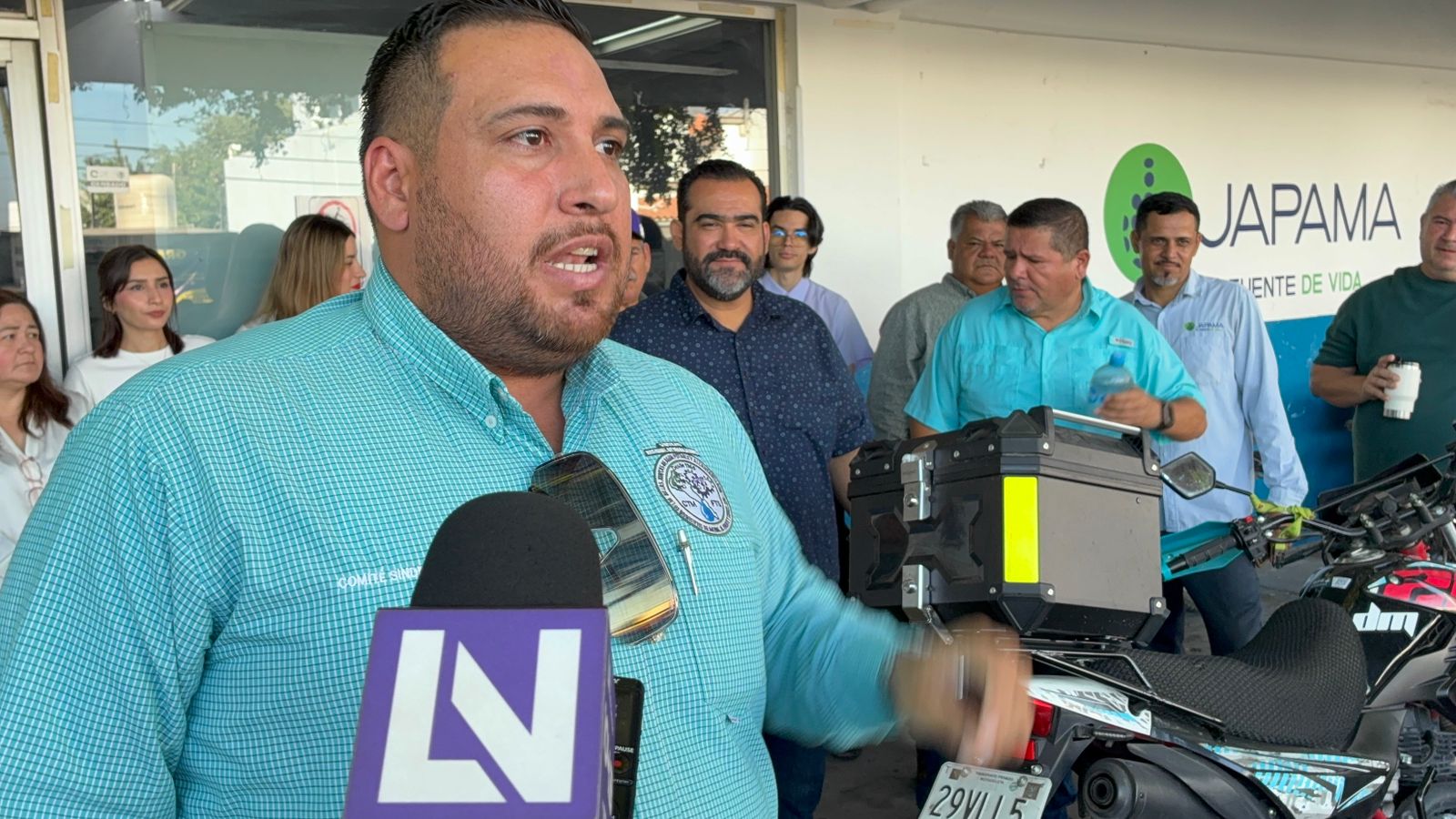 un nutrido grupo de trabajadores de japama se manifestaron esta mañana en los mochis