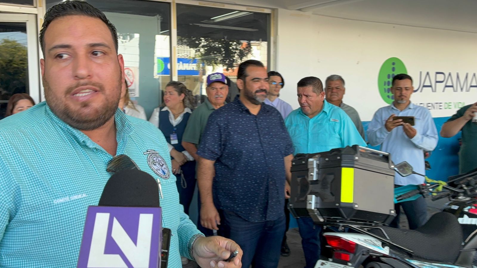 un nutrido grupo de trabajadores de japama se manifestaron esta mañana en los mochis
