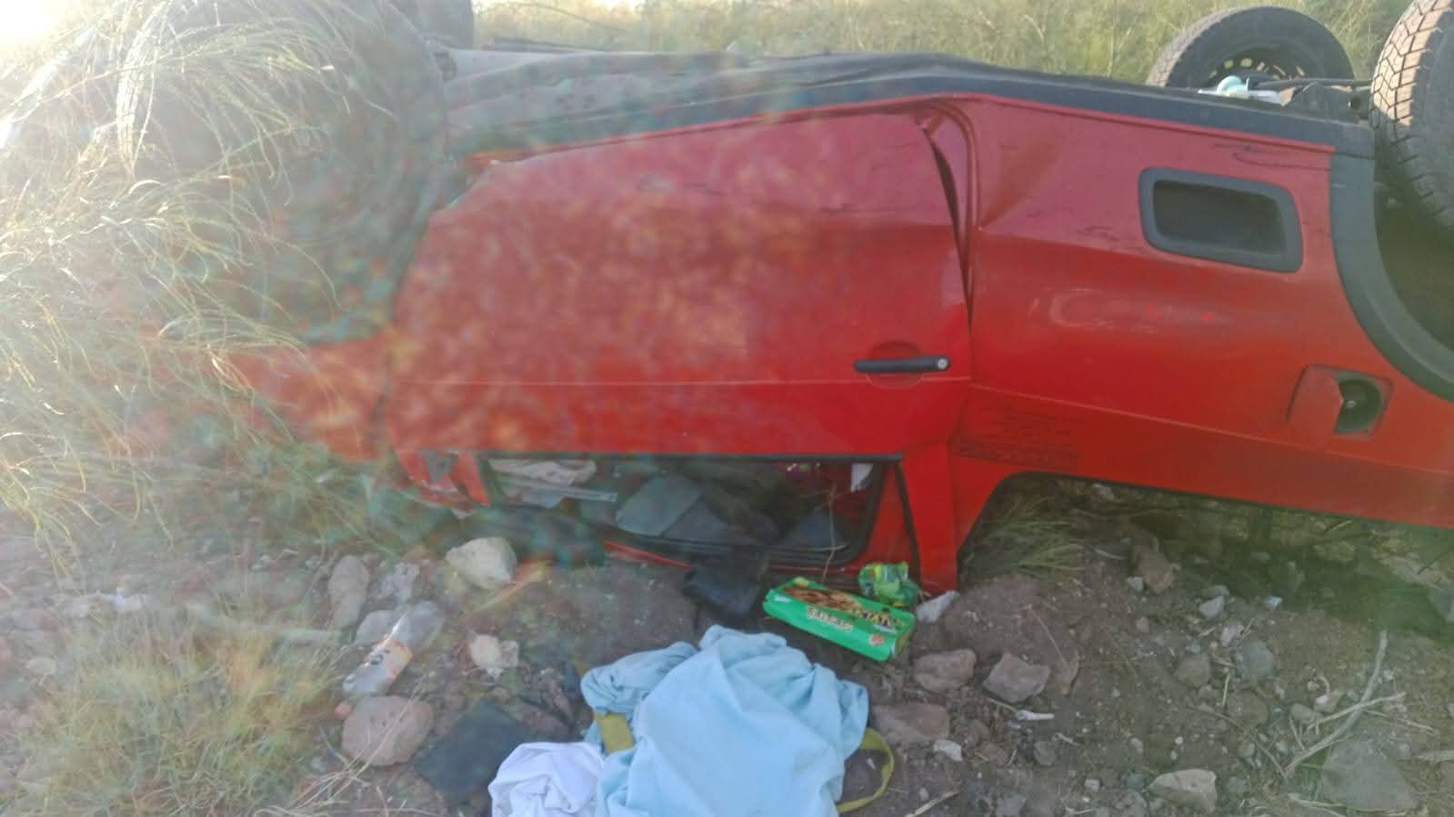 dos adultos resultaron lesionados tras volcar en ahome