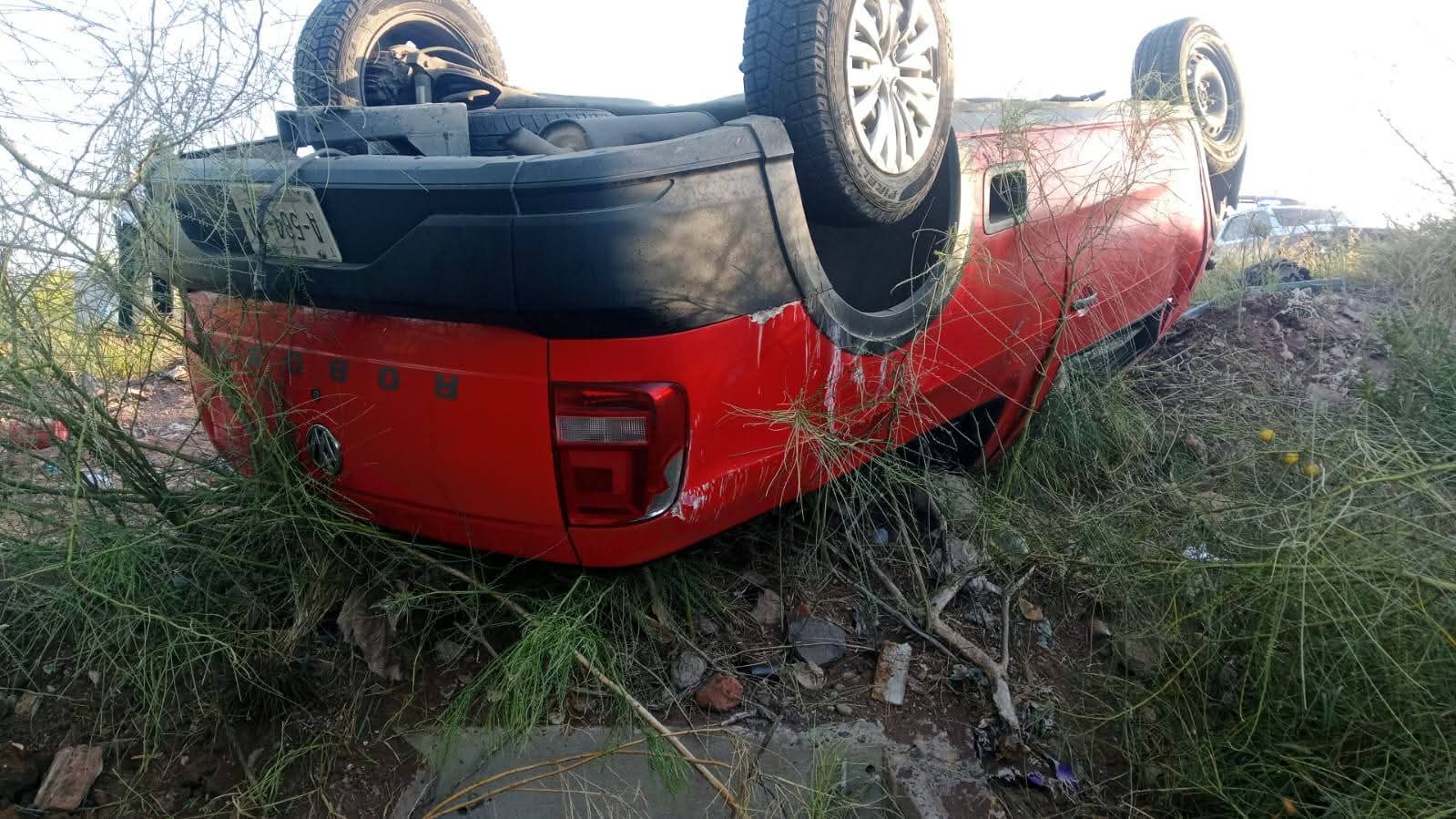 los tripulantes de una camioneta resultaron lesionados tras volcar en ahome