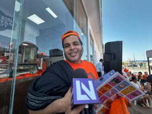 Juegan lotería afuera de sucursal de Carnes Selectas Nayarit, en Mazatlán, previo a su inauguración