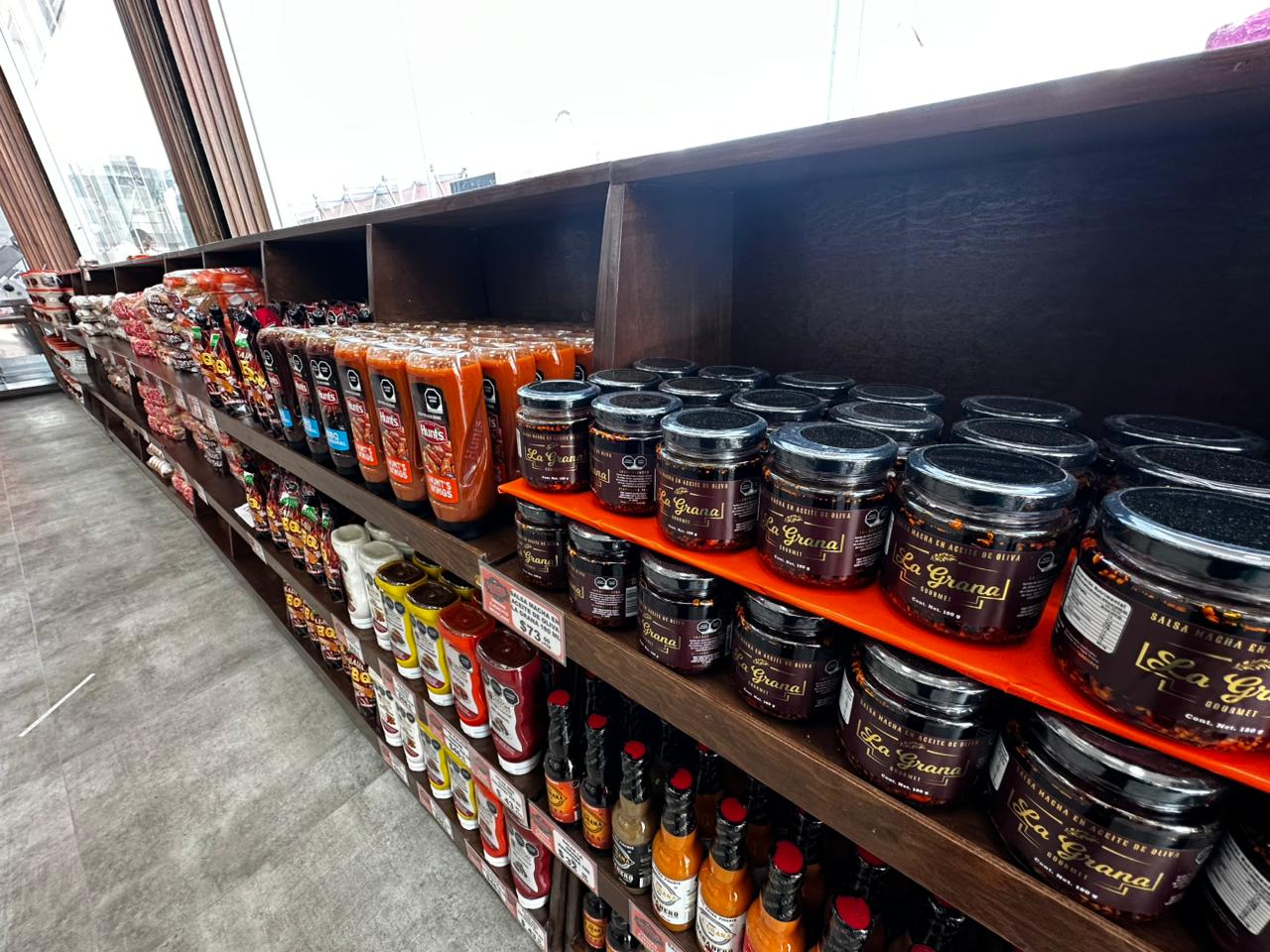 Juegan lotería afuera de sucursal de Carnes Selectas Nayarit, en Mazatlán, previo a su inauguración