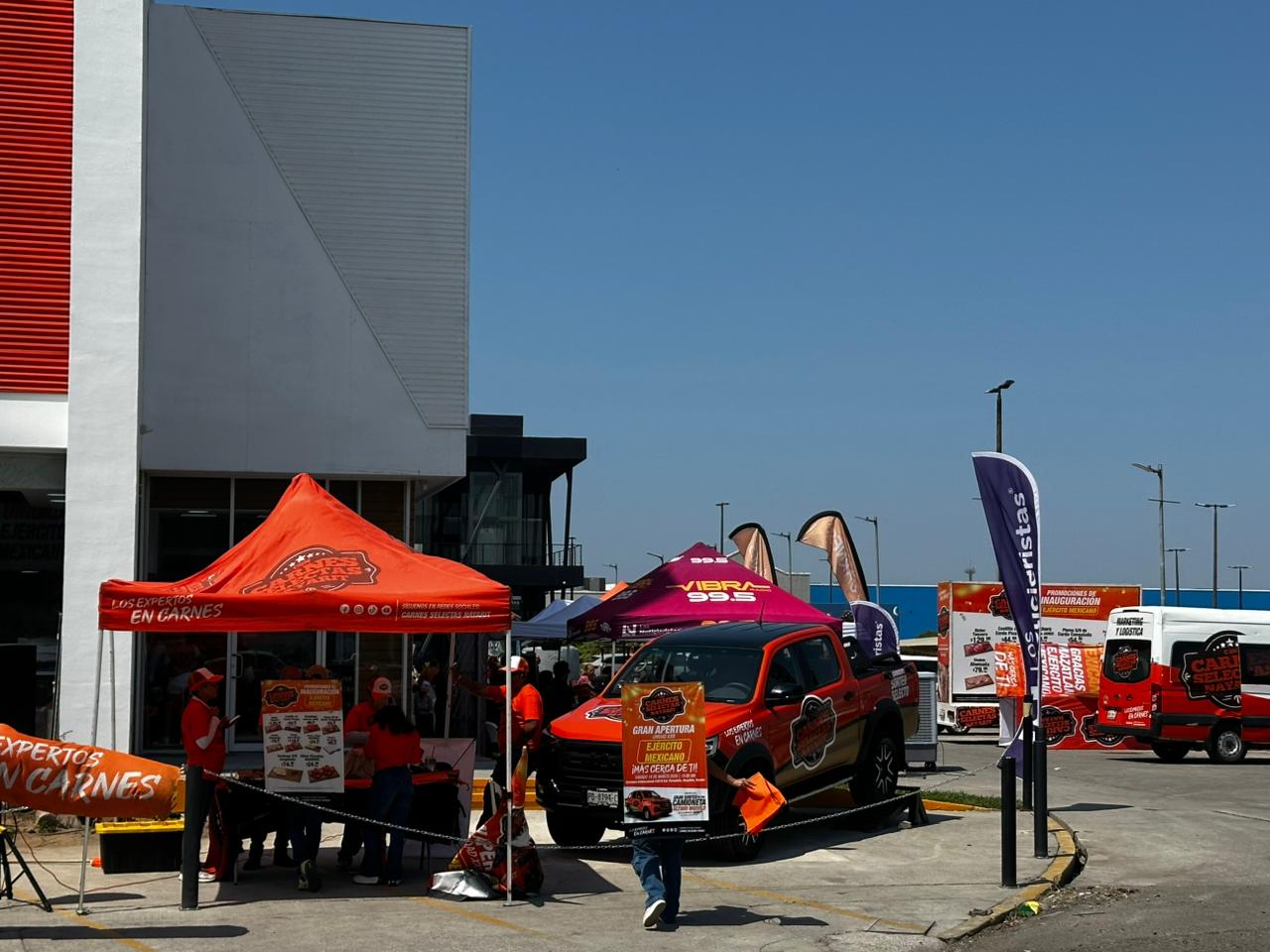 Juegan lotería afuera de sucursal de Carnes Selectas Nayarit, en Mazatlán, previo a su inauguración