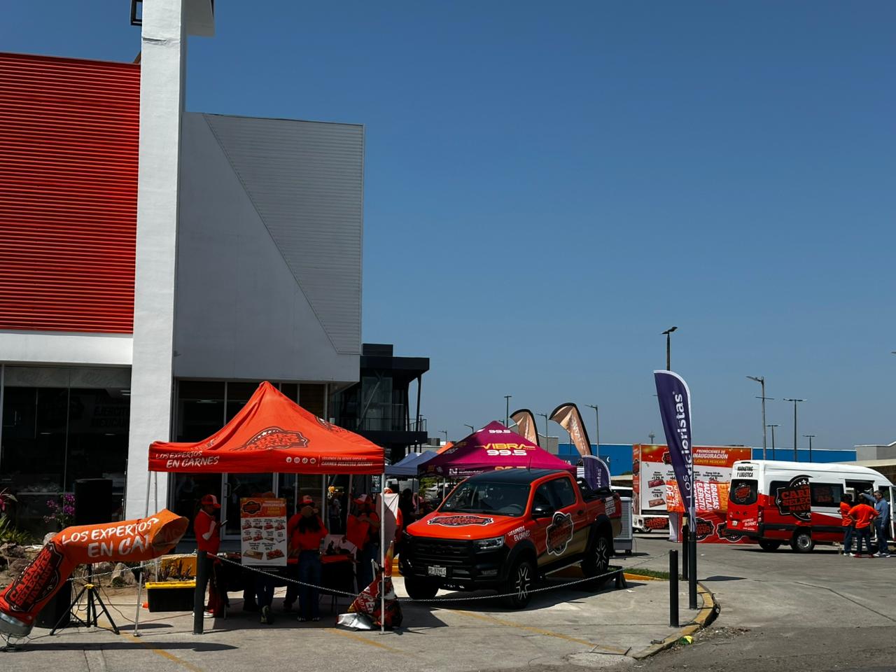 Juegan lotería afuera de sucursal de Carnes Selectas Nayarit, en Mazatlán, previo a su inauguración