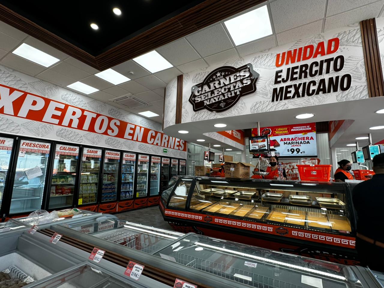 Juegan lotería afuera de sucursal de Carnes Selectas Nayarit, en Mazatlán, previo a su inauguración