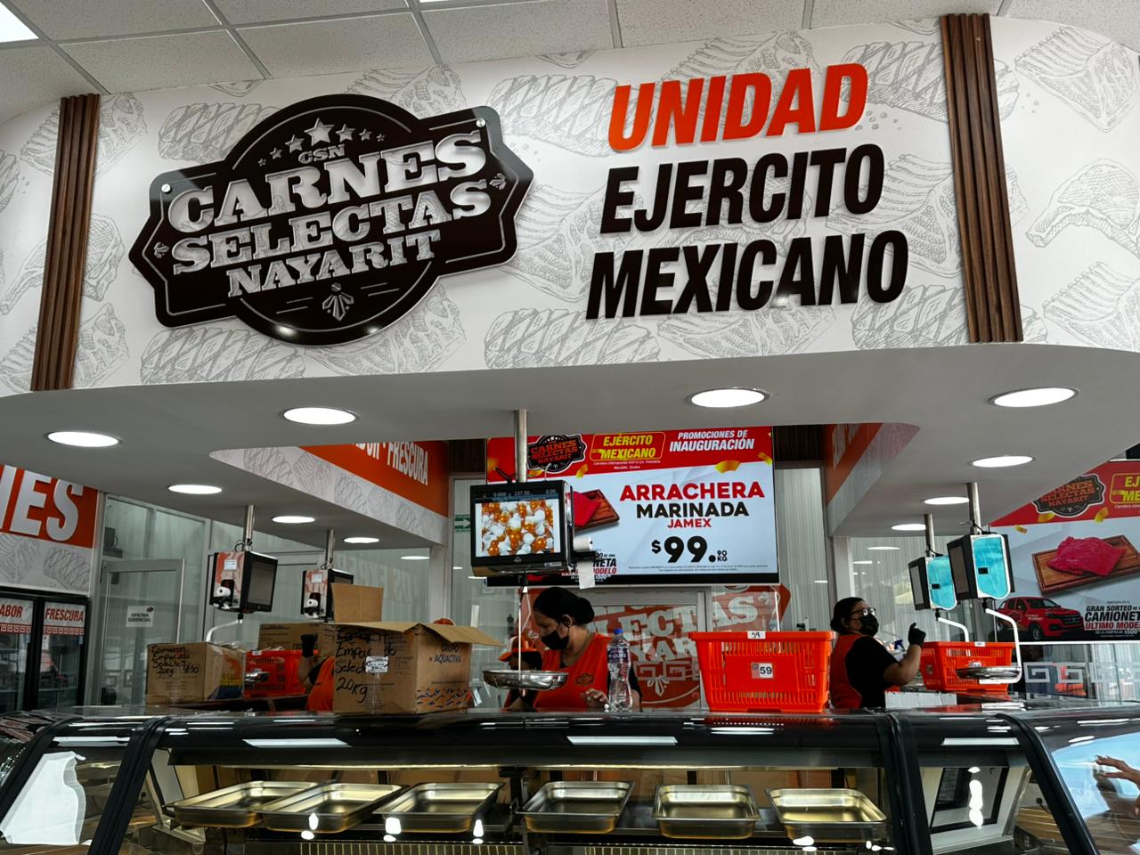 Juegan lotería afuera de sucursal de Carnes Selectas Nayarit, en Mazatlán, previo a su inauguración
