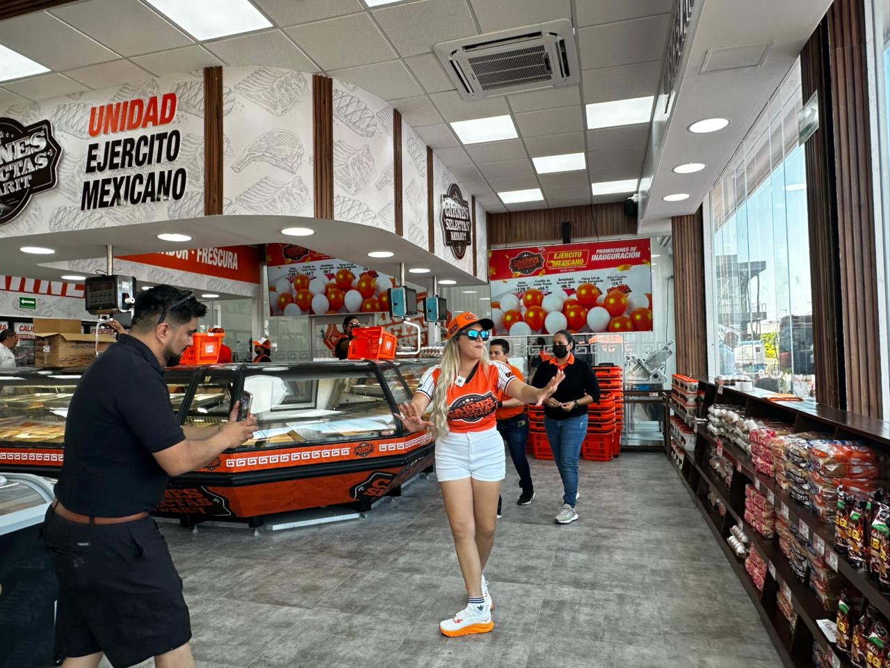 Juegan lotería afuera de sucursal de Carnes Selectas Nayarit, en Mazatlán, previo a su inauguración