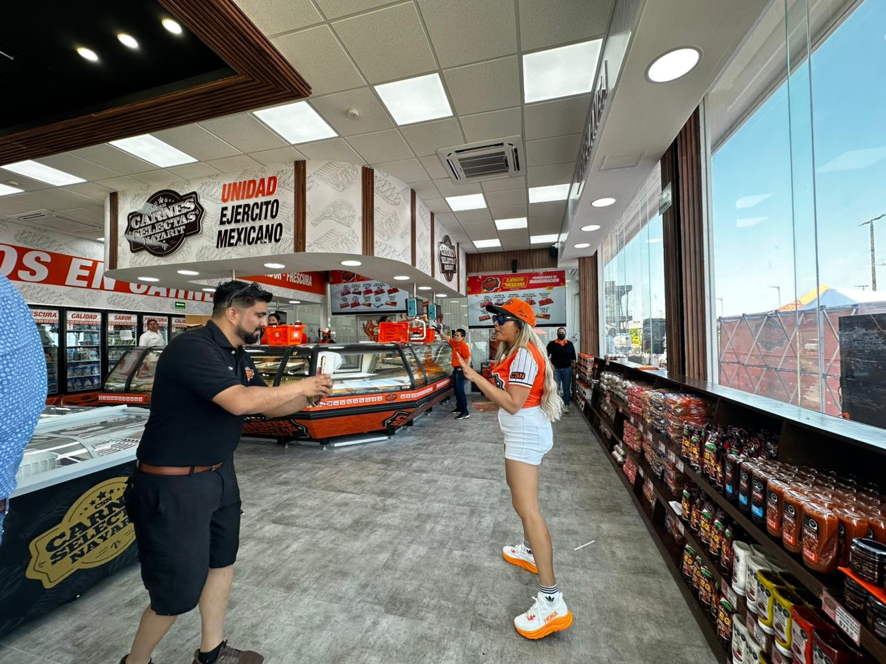 Juegan lotería afuera de sucursal de Carnes Selectas Nayarit, en Mazatlán, previo a su inauguración