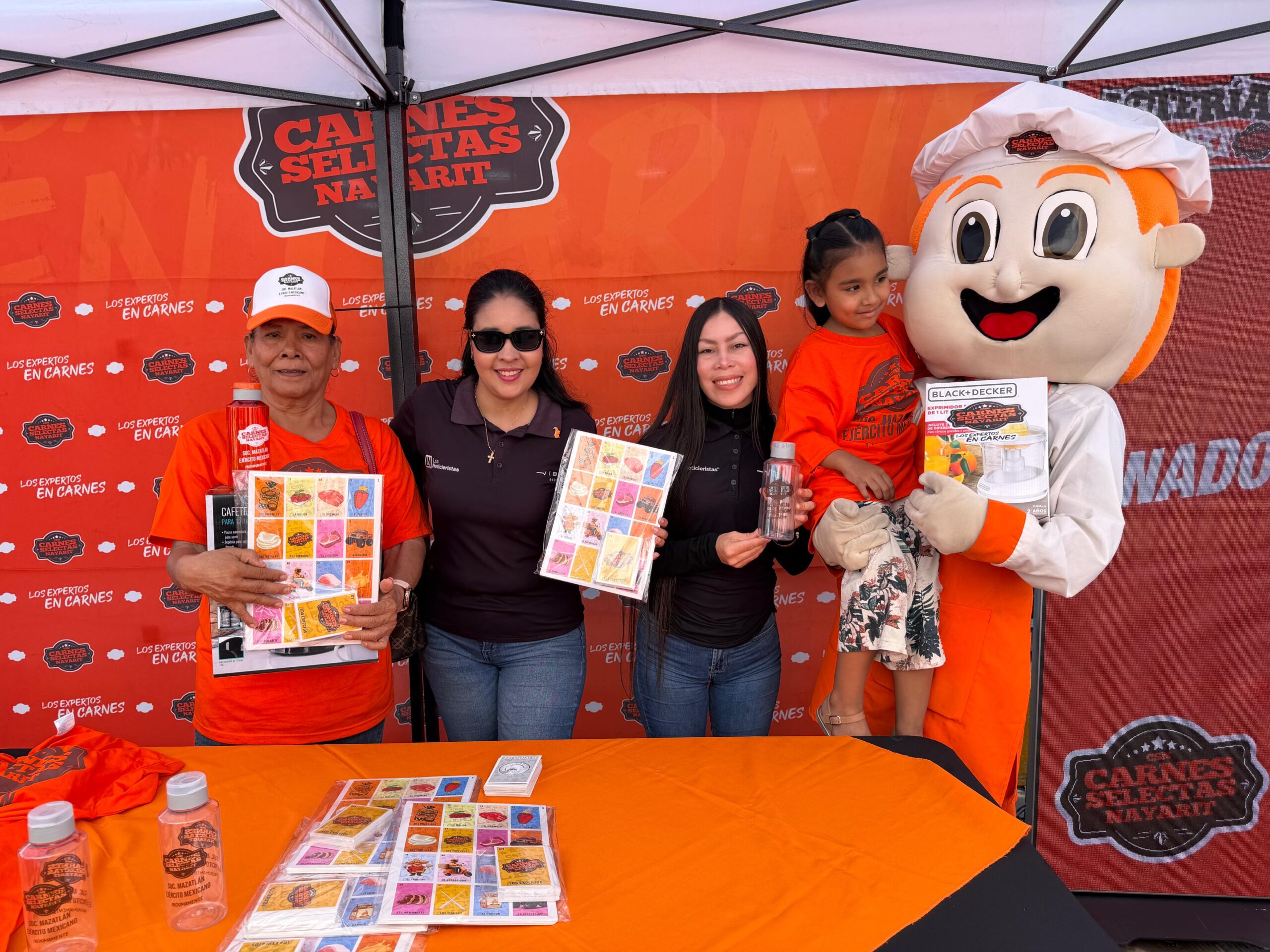 Juegan lotería afuera de sucursal de Carnes Selectas Nayarit, en Mazatlán, previo a su inauguración