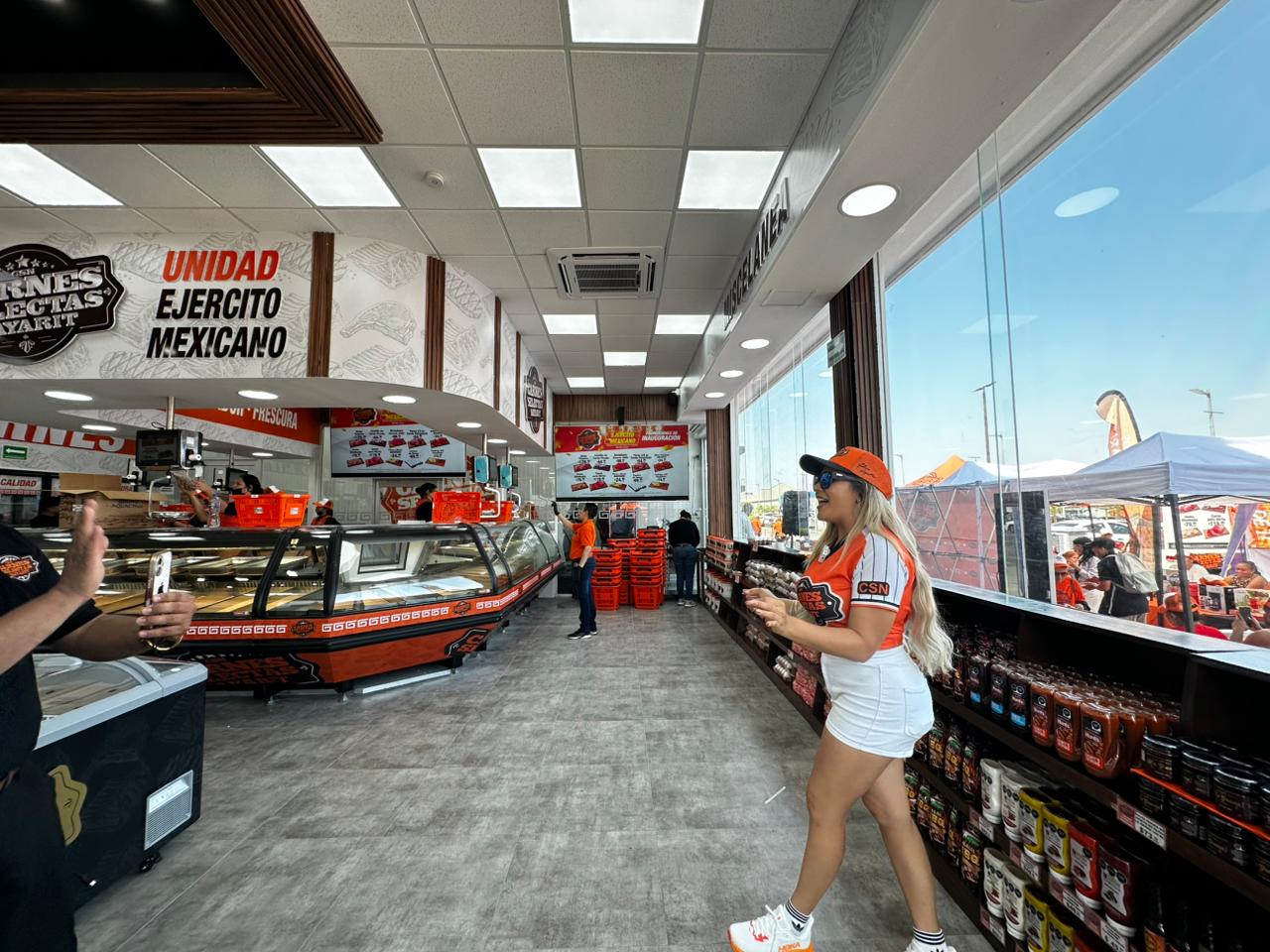 Juegan lotería afuera de sucursal de Carnes Selectas Nayarit, en Mazatlán, previo a su inauguración