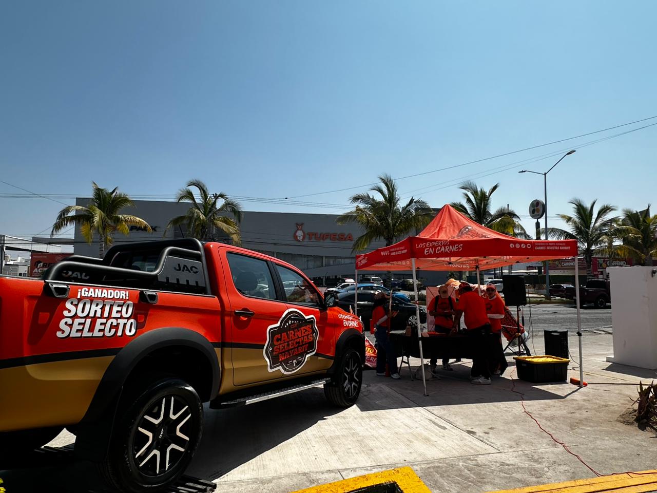 Juegan lotería afuera de sucursal de Carnes Selectas Nayarit, en Mazatlán, previo a su inauguración