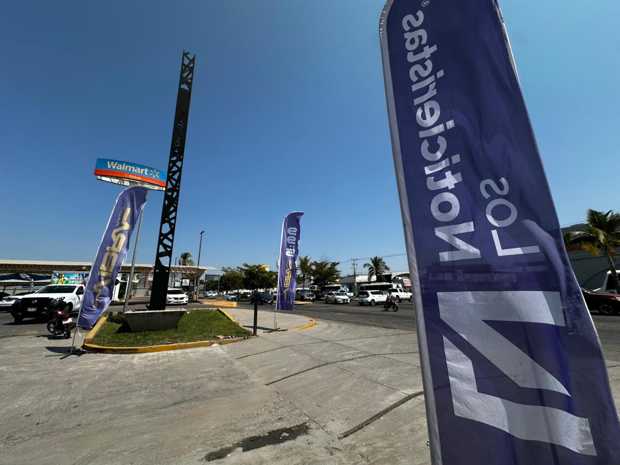 Juegan lotería afuera de sucursal de Carnes Selectas Nayarit, en Mazatlán, previo a su inauguración