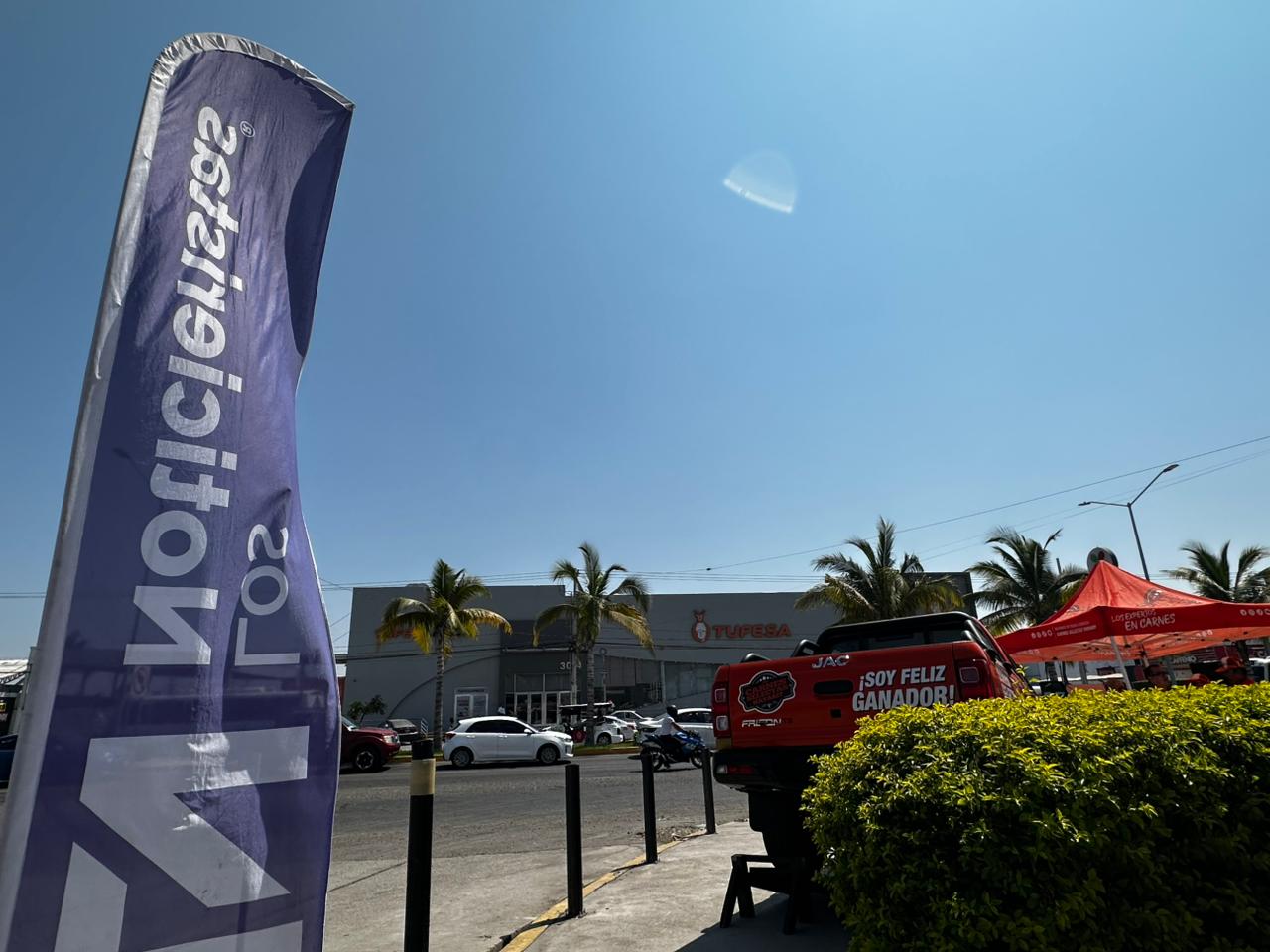 Juegan lotería afuera de sucursal de Carnes Selectas Nayarit, en Mazatlán, previo a su inauguración