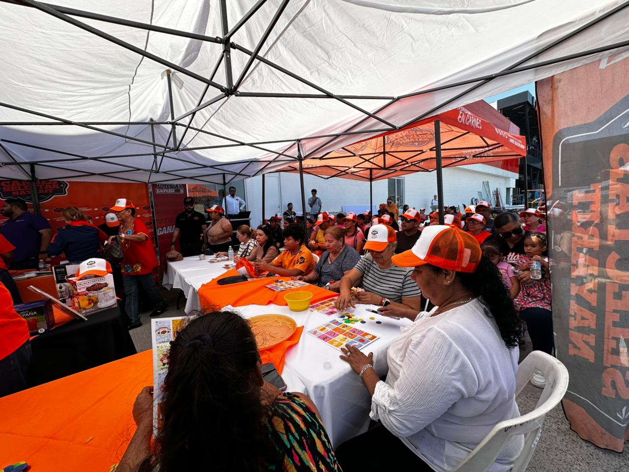 Juegan lotería afuera de sucursal de Carnes Selectas Nayarit, en Mazatlán, previo a su inauguración