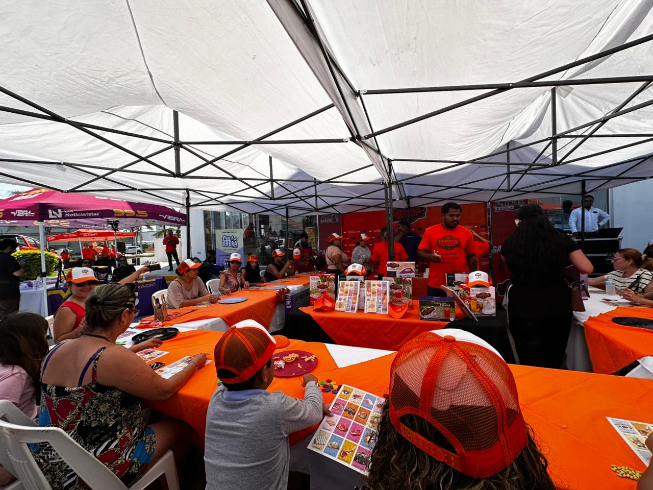 Juegan lotería afuera de sucursal de Carnes Selectas Nayarit, en Mazatlán, previo a su inauguración
