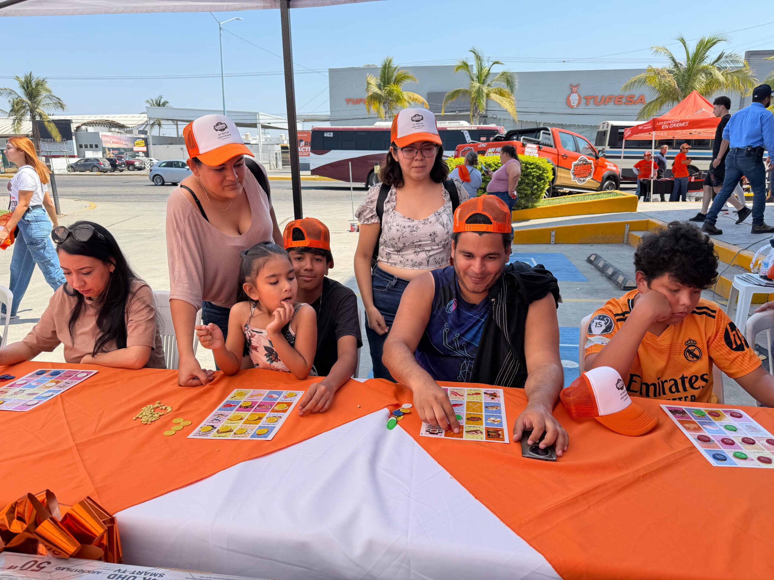 Juegan lotería afuera de sucursal de Carnes Selectas Nayarit, en Mazatlán, previo a su inauguración