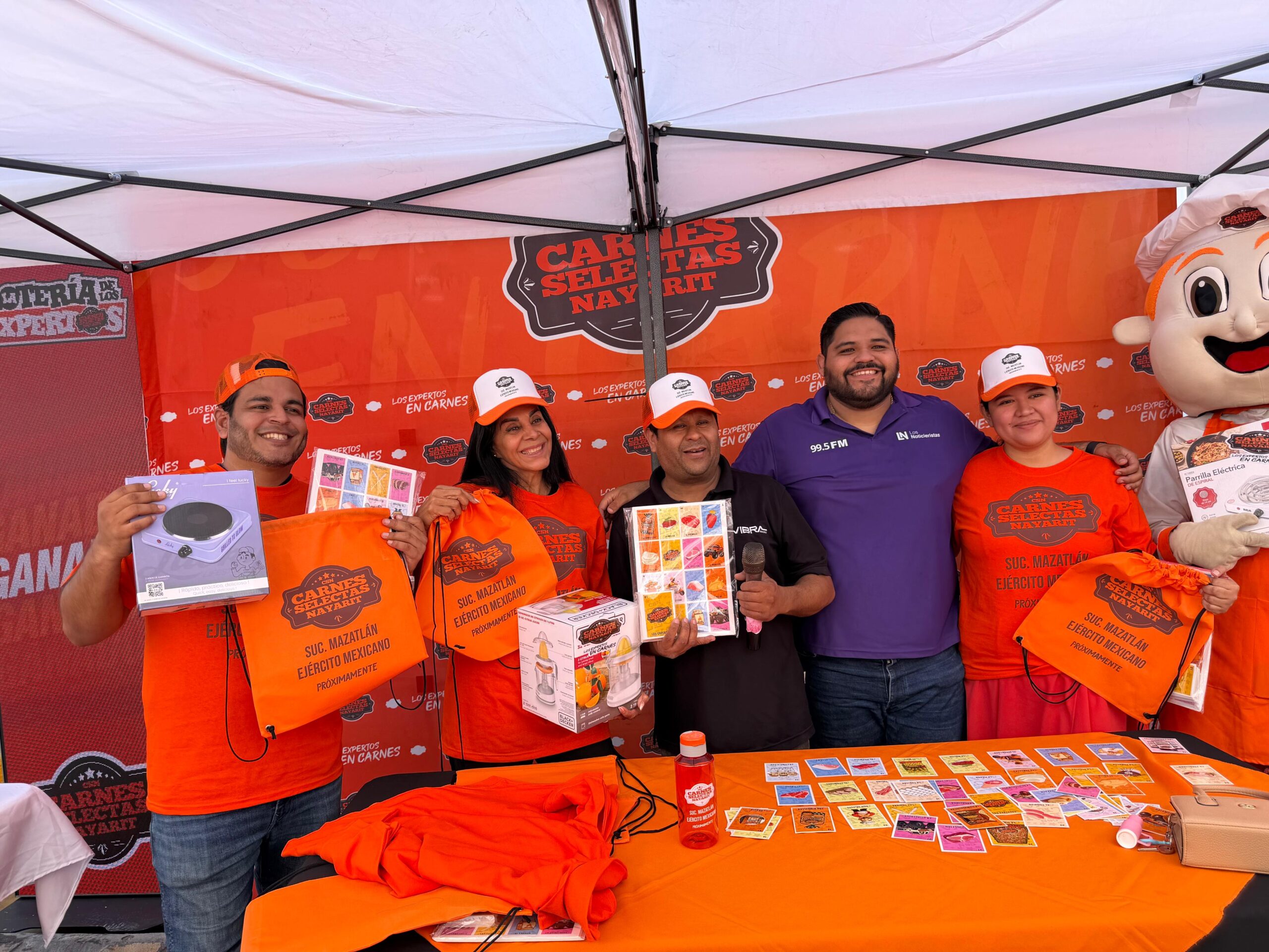 Juegan lotería afuera de sucursal de Carnes Selectas Nayarit, en Mazatlán, previo a su inauguración