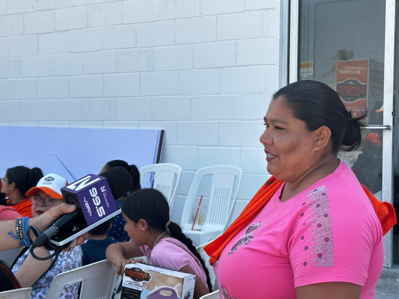 Juegan lotería afuera de sucursal de Carnes Selectas Nayarit, en Mazatlán, previo a su inauguración