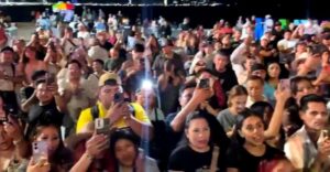 Luis Ángel "El Flaco" da concierto improvisado en las Letras de Mazatlán