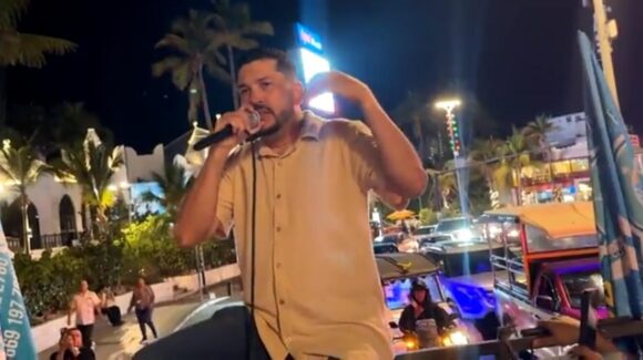 Luis Ángel ‘El Flaco’ celebra su cumpleaños en Mazatlán, Sinaloa y da concierto improvisado en el Malecón
