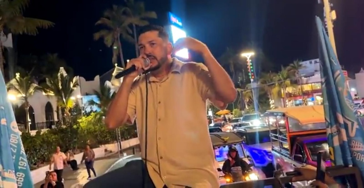 Luis Ángel "El Flaco" da concierto improvisado en las Letras de Mazatlán