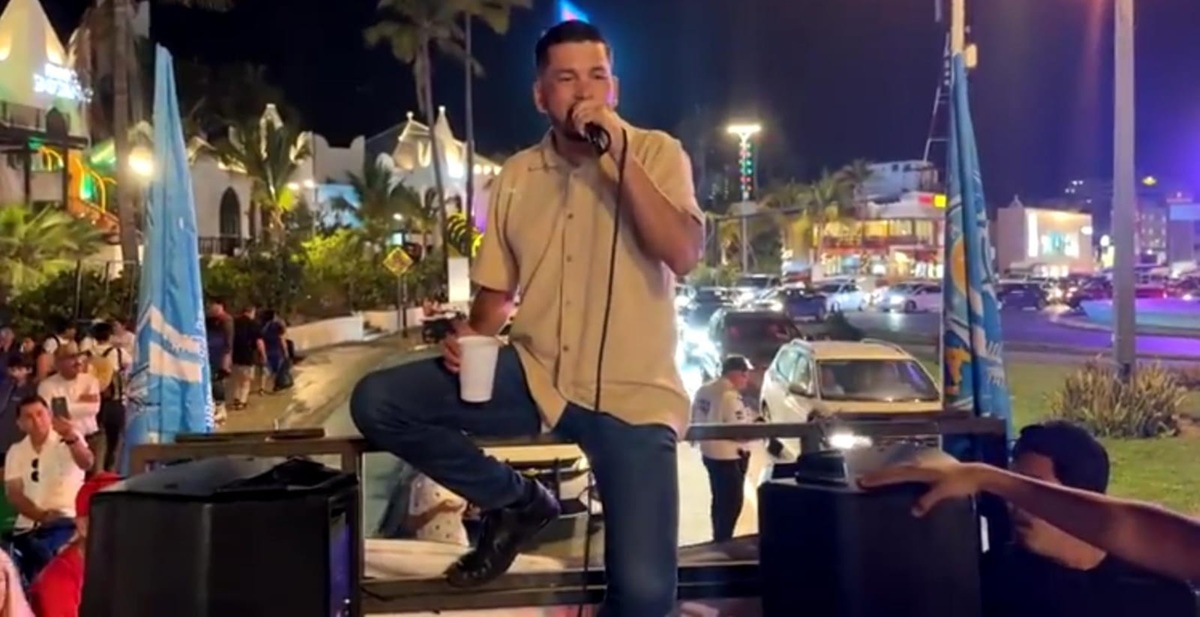 Luis Ángel "El Flaco" da concierto improvisado en las Letras de Mazatlán